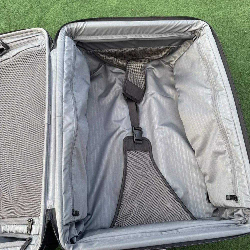 TUMI Alpha 2 Expandable 4 Wheel Carry On Black Ballistic Nylon Spinner Travel